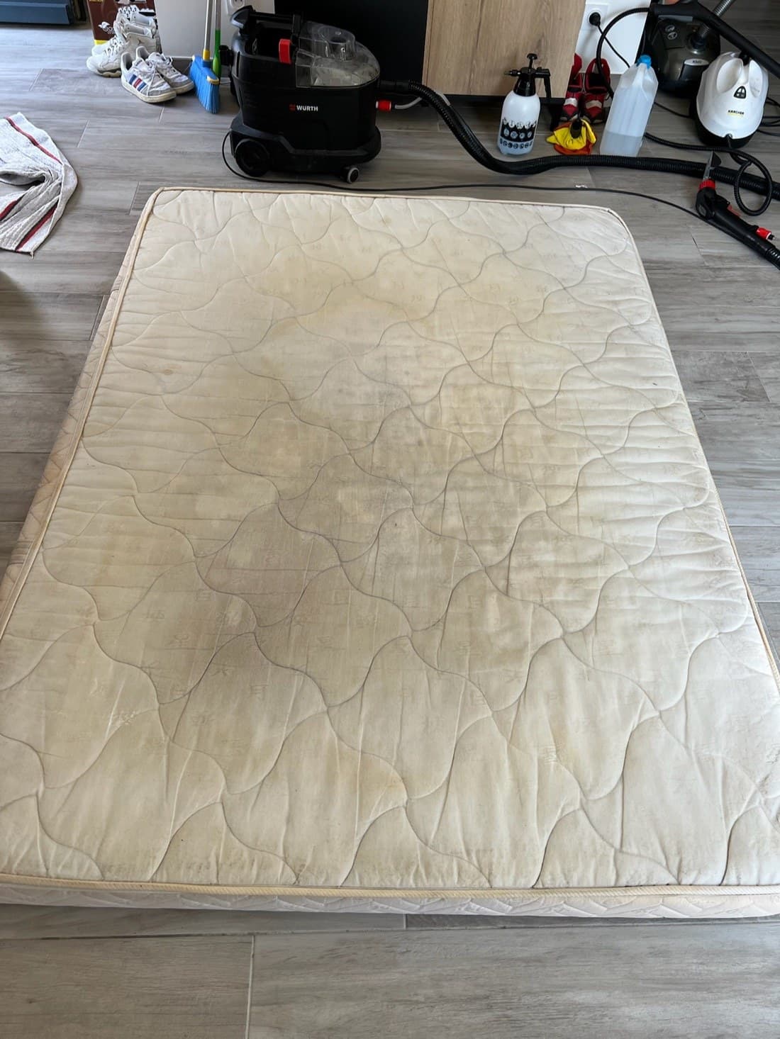 Nettoyage de matelas par injection-extraction — avant